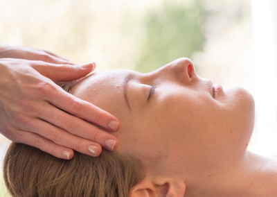 lady receiving head massage on a spa breakfrom beautician